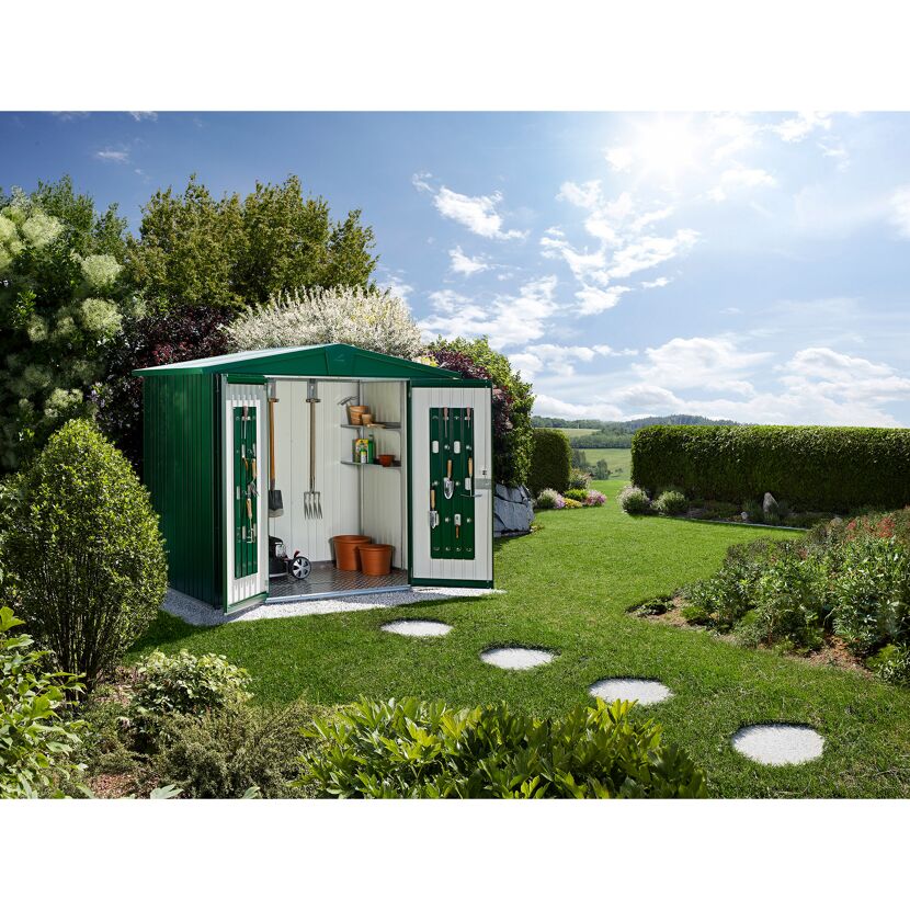 Grünes Gartenhaus mit geöffneten Türen und Gartengeräten im Innenraum.