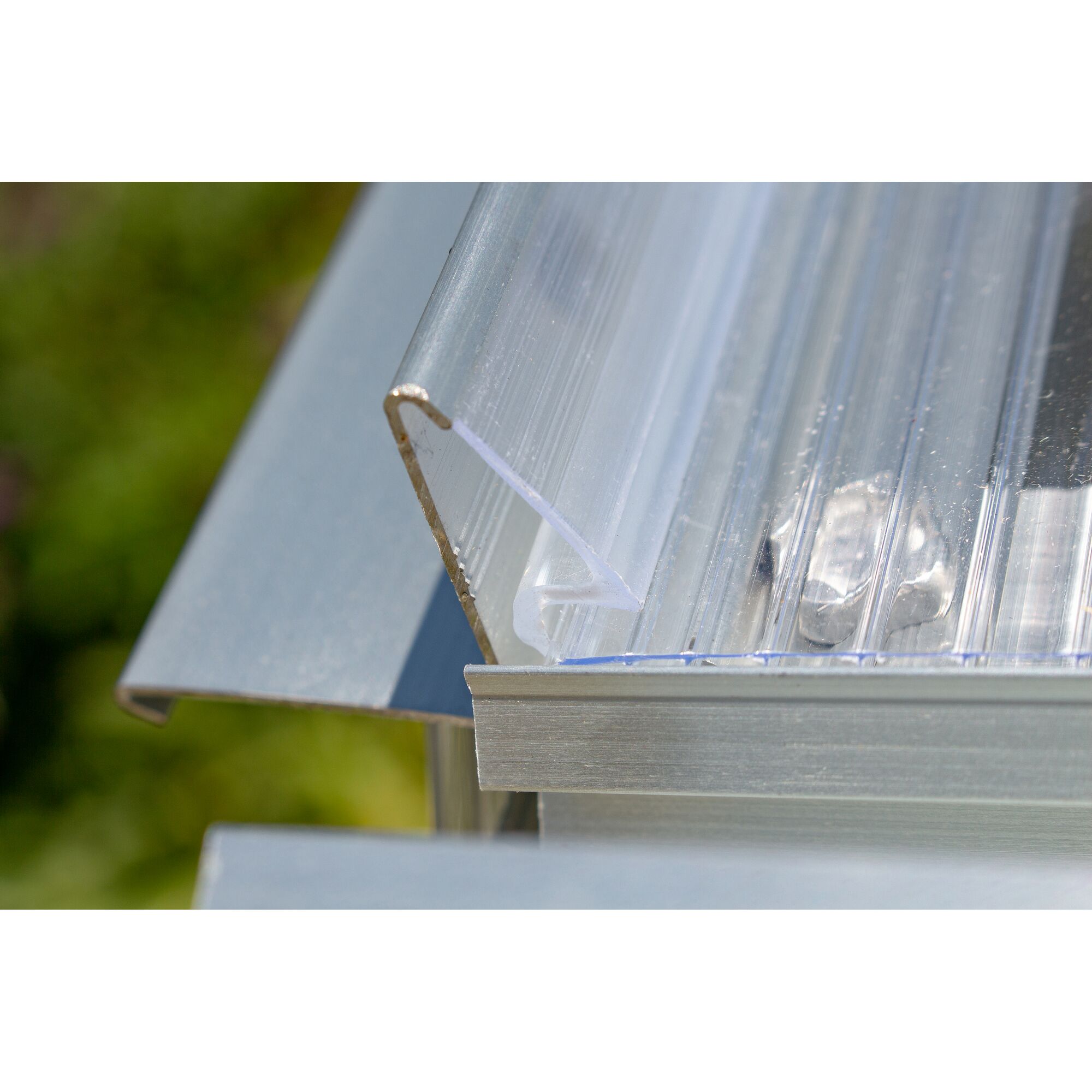 Gewächshaus First mit Schrauben befestigt