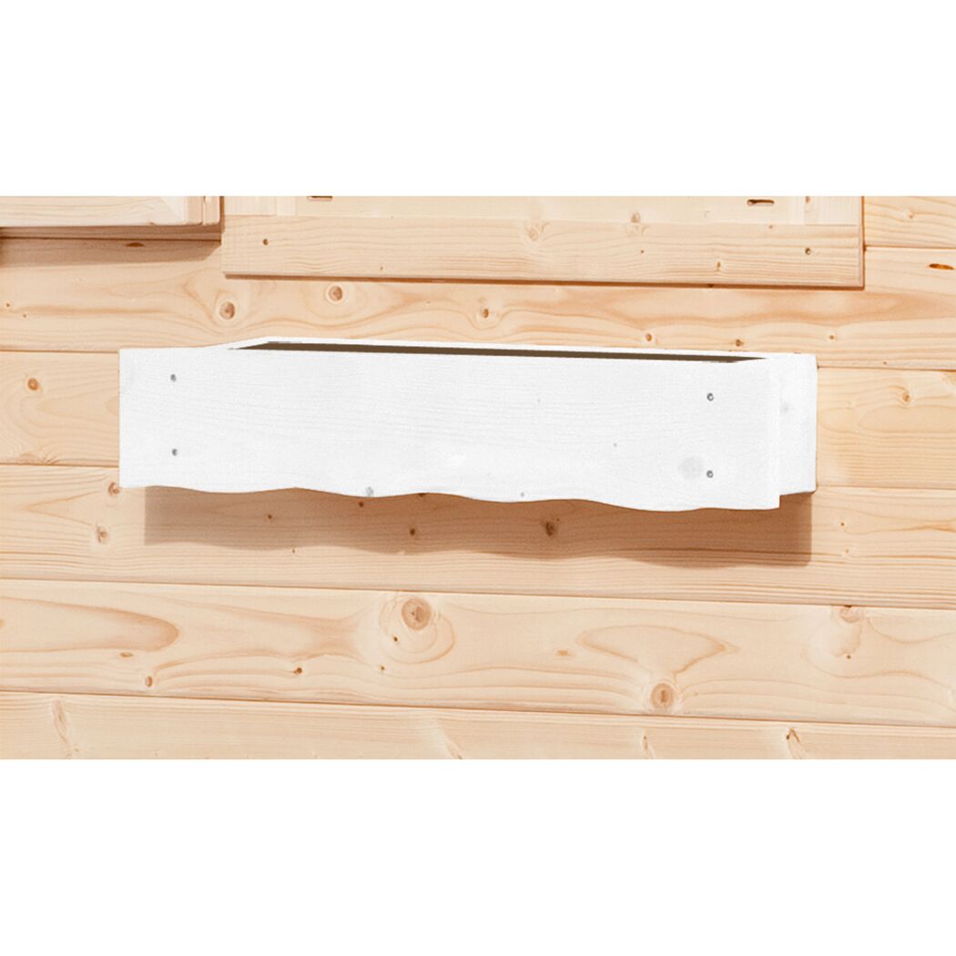 Weißer Fensterblumenkasten an Holzwand