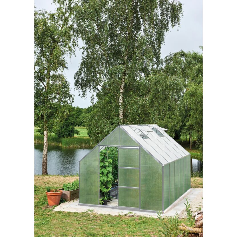 Gewächshaus im Garten am See