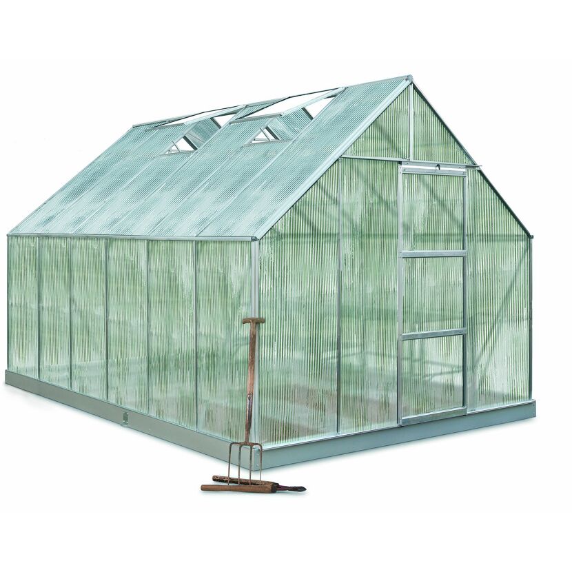 Gewächshaus mit geöffnetem Dachfenster und Gartenwerkzeug