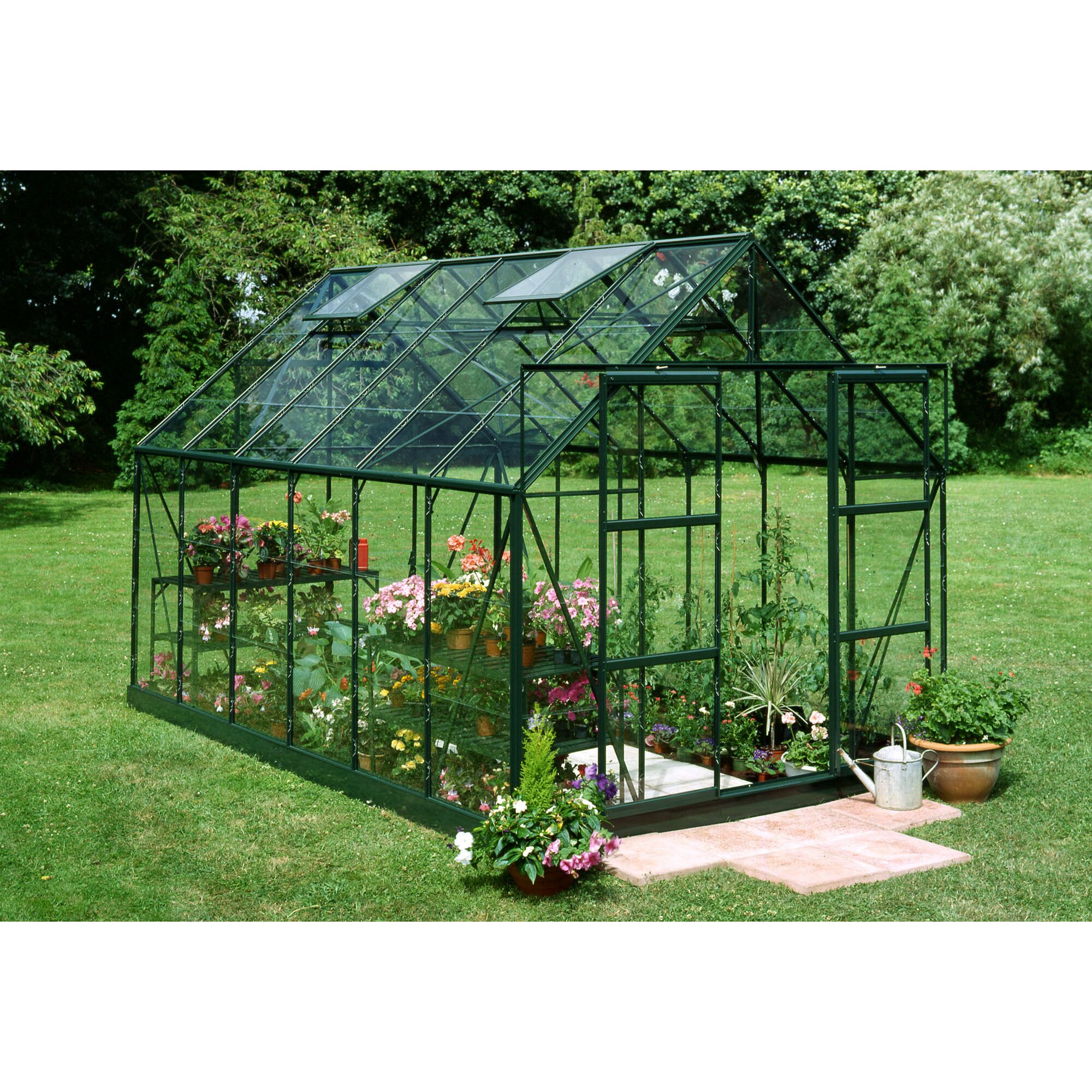 Gewächshaus mit verschiedenen Pflanzen im Garten