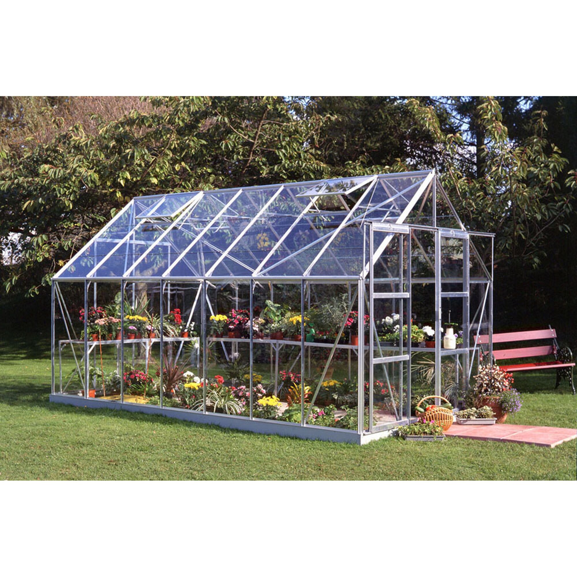 Gewächshaus mit Blumen und offener Tür