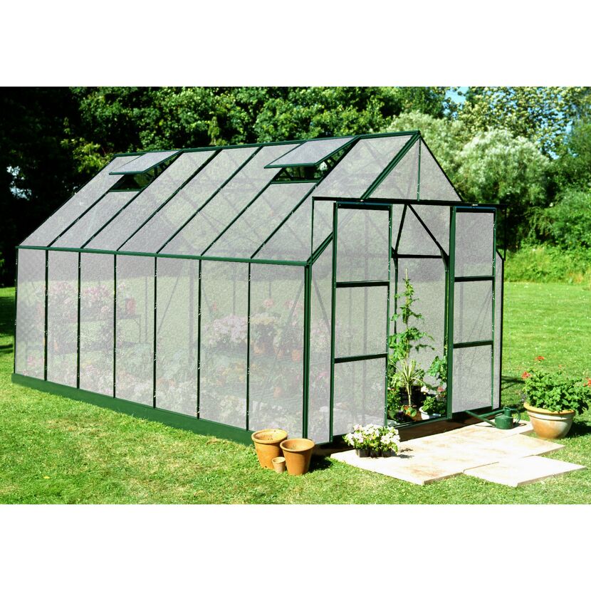 Gewächshaus mit geöffneter Tür im Garten