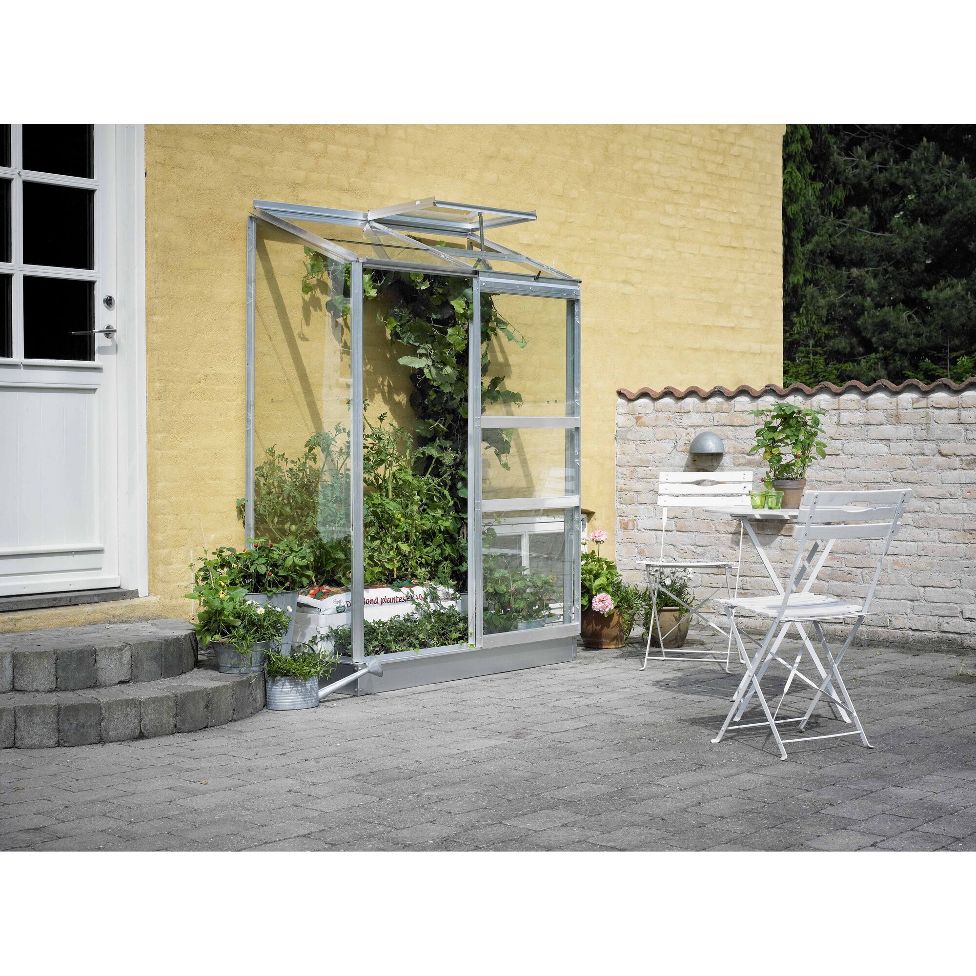 Kleines Gewächshaus an Hauswand