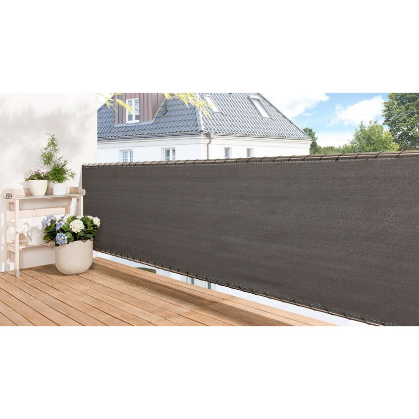Grauer Sichtschutz am Balkon