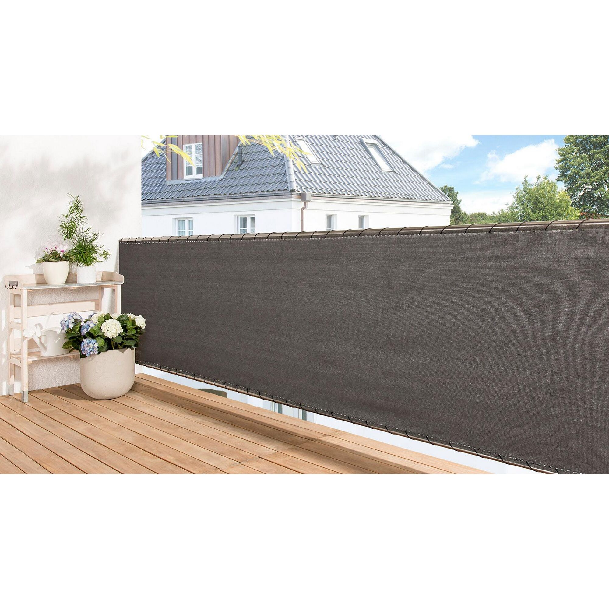 Grauer Sichtschutz am Balkon