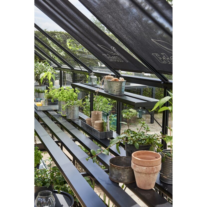 Gewächshausregal Qube schwarz mit Kräutern und Gartenutensilien