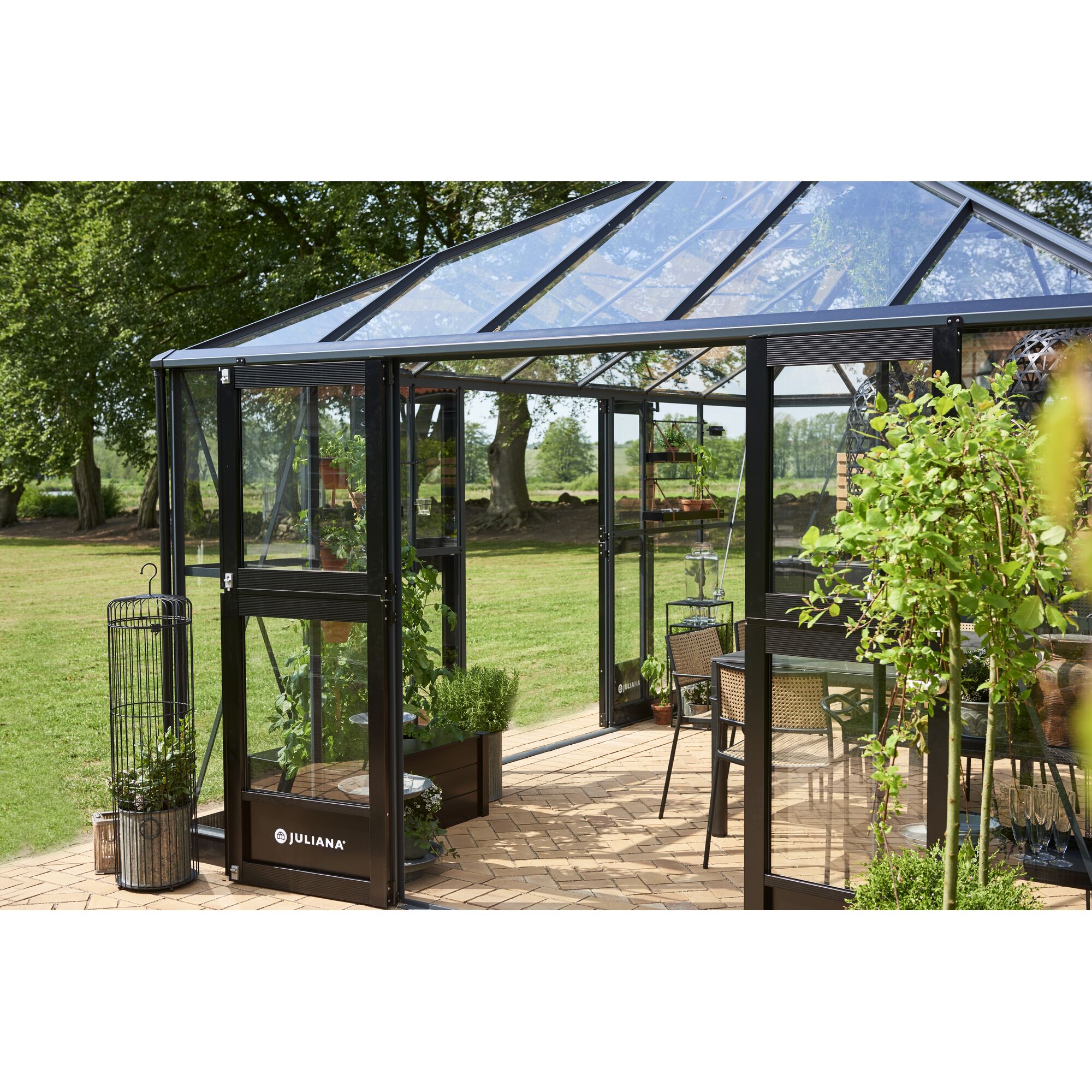 Schwarzes Gewächshaus Juliana Oase mit geöffneter Tür
