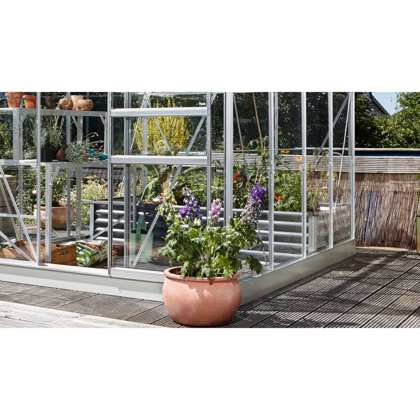 Gewächshaus mit Innenbeet und Blumentopf