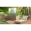 Hochbeet mit Abdeckung und Liegestuhl im Garten