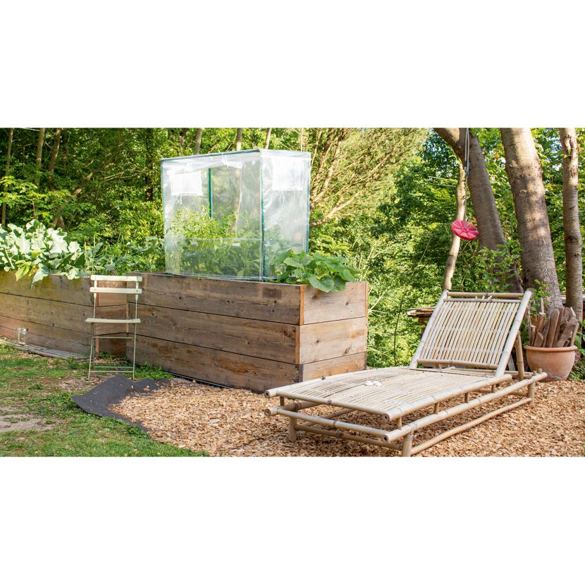 Hochbeet mit Abdeckung und Liegestuhl im Garten