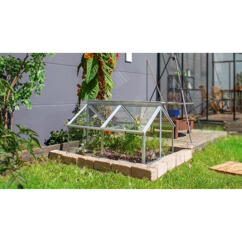 Kleines Gewächshaus im Garten