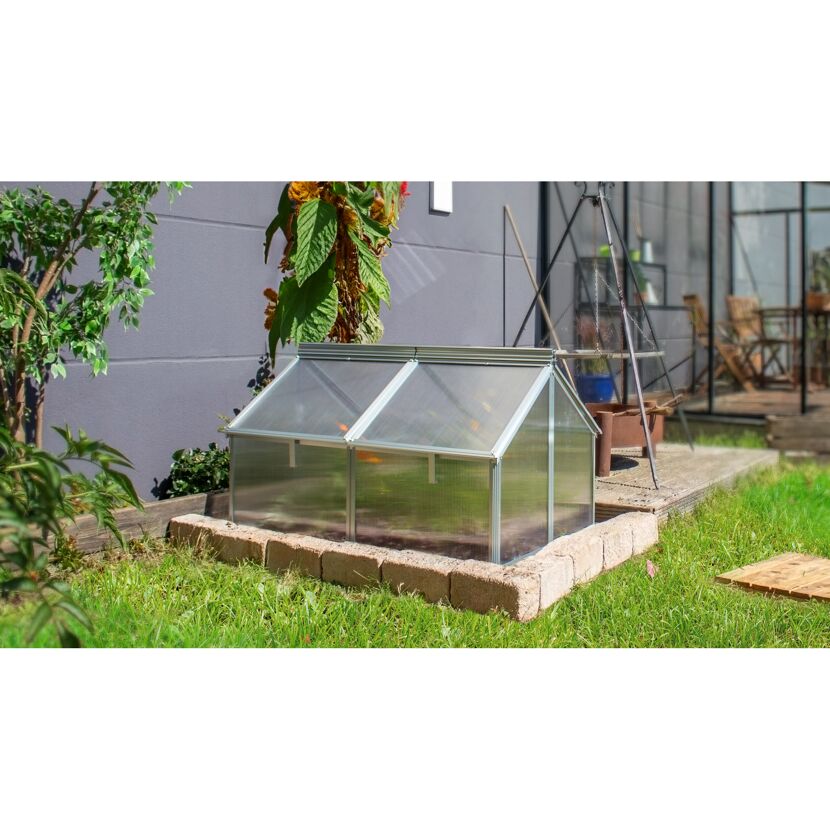 Kleines Gewächshaus im Garten