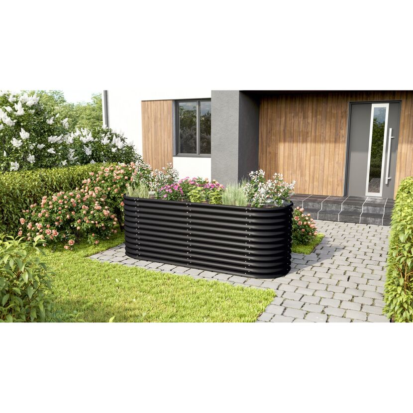 Schwarzes Hochbeet aus Metall im Garten