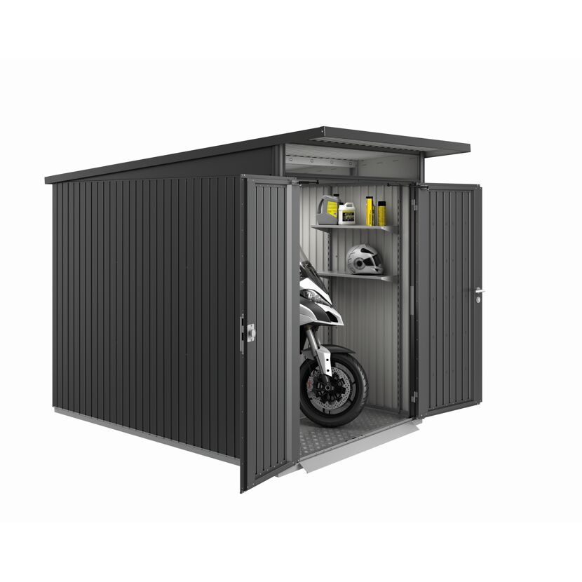 Motorrad in einem grauen Gerätehaus