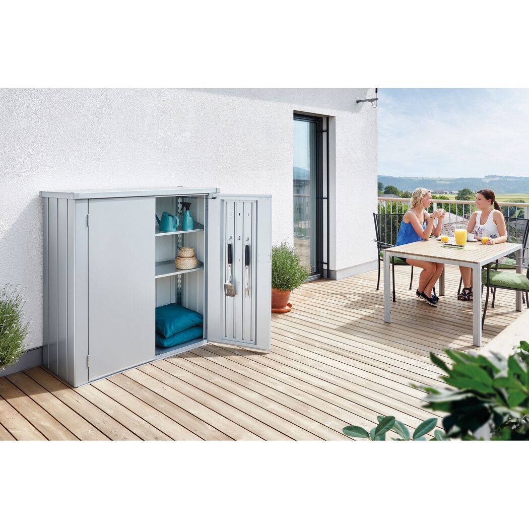 Silberner Geräteschrank TS Romeo auf Holzterrasse