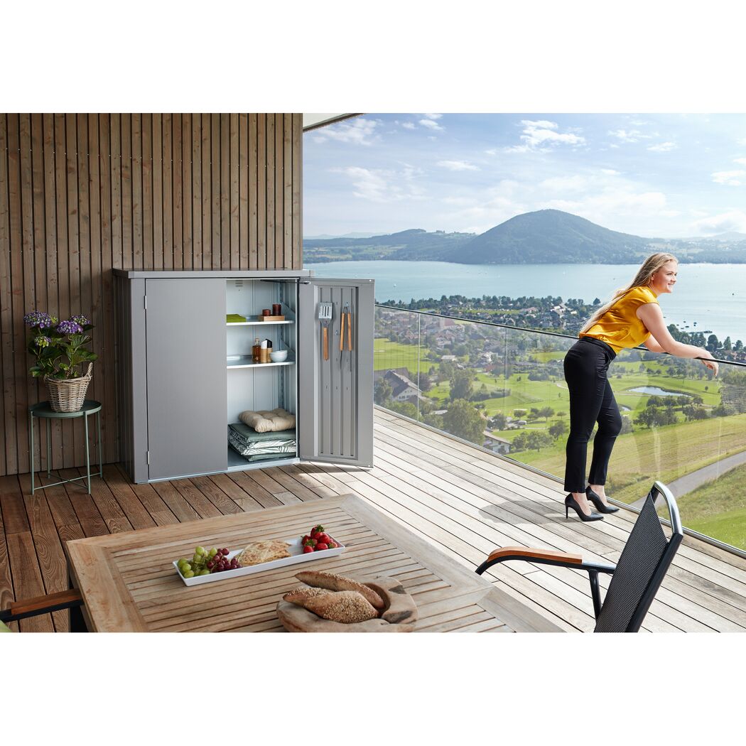 Geräumiger Gartenschrank auf einem Balkon mit Blick auf einen See