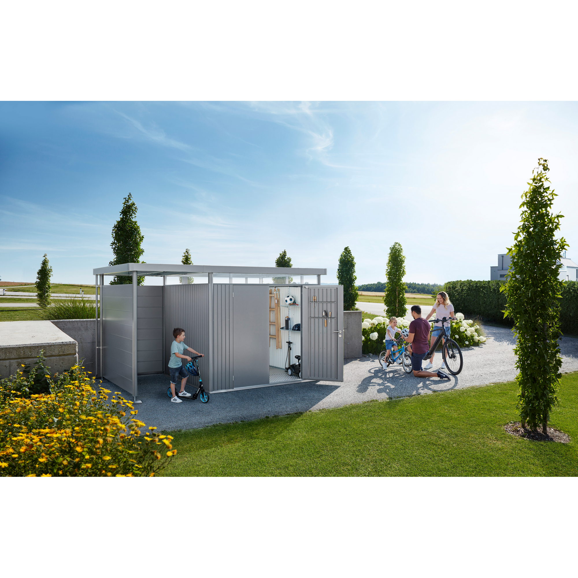 Familie stellt Fahrräder in Gerätehaus S-Wand HighLine3