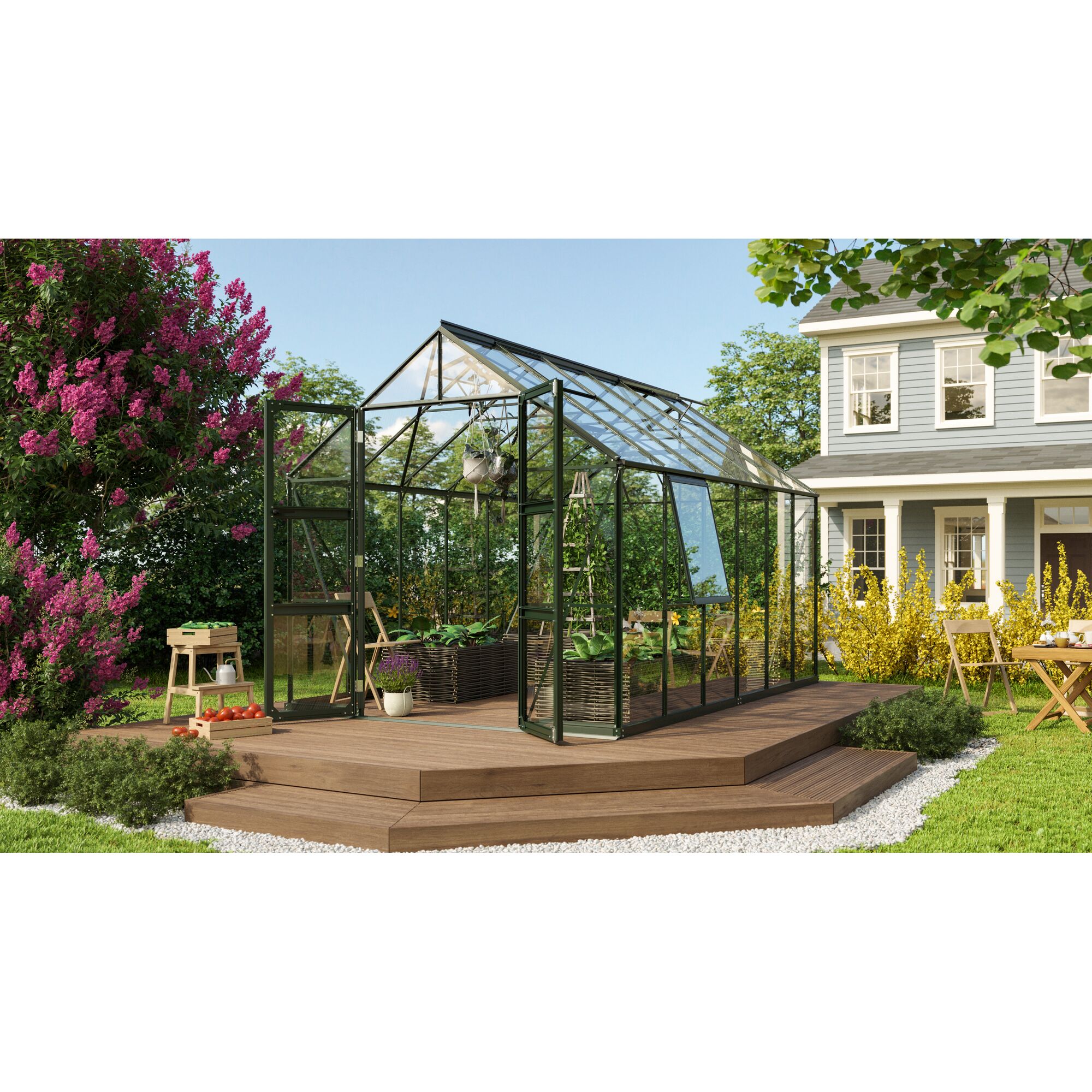Gewächshaus mit geöffneten Türen auf Holzpodest