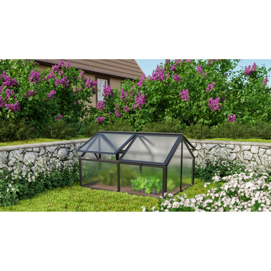 Kleines Frühbeet im Garten