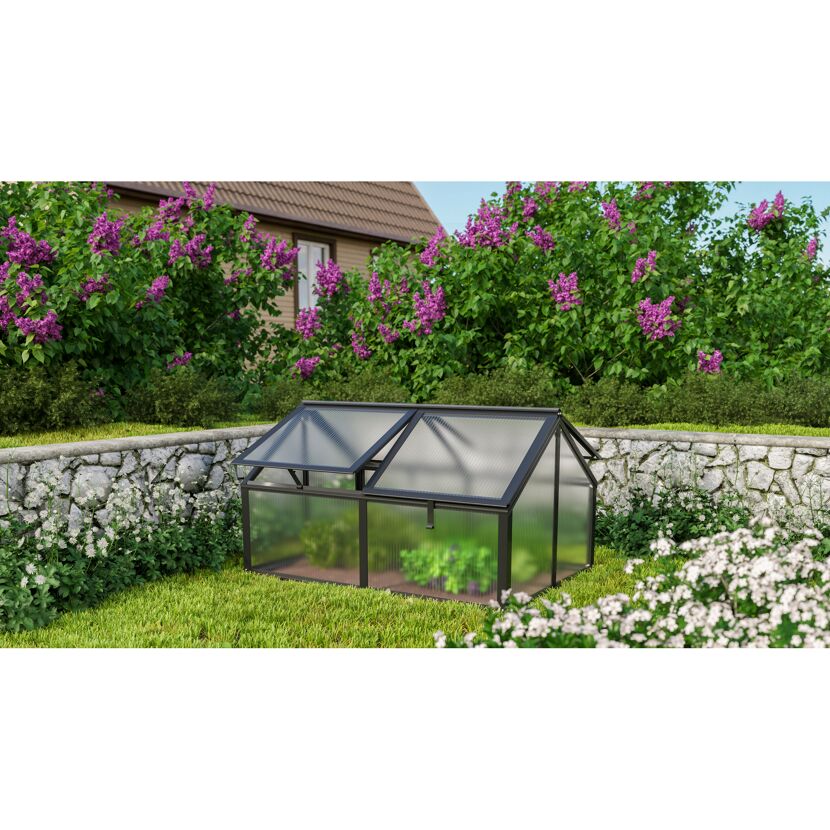 Kleines Frühbeet im Garten