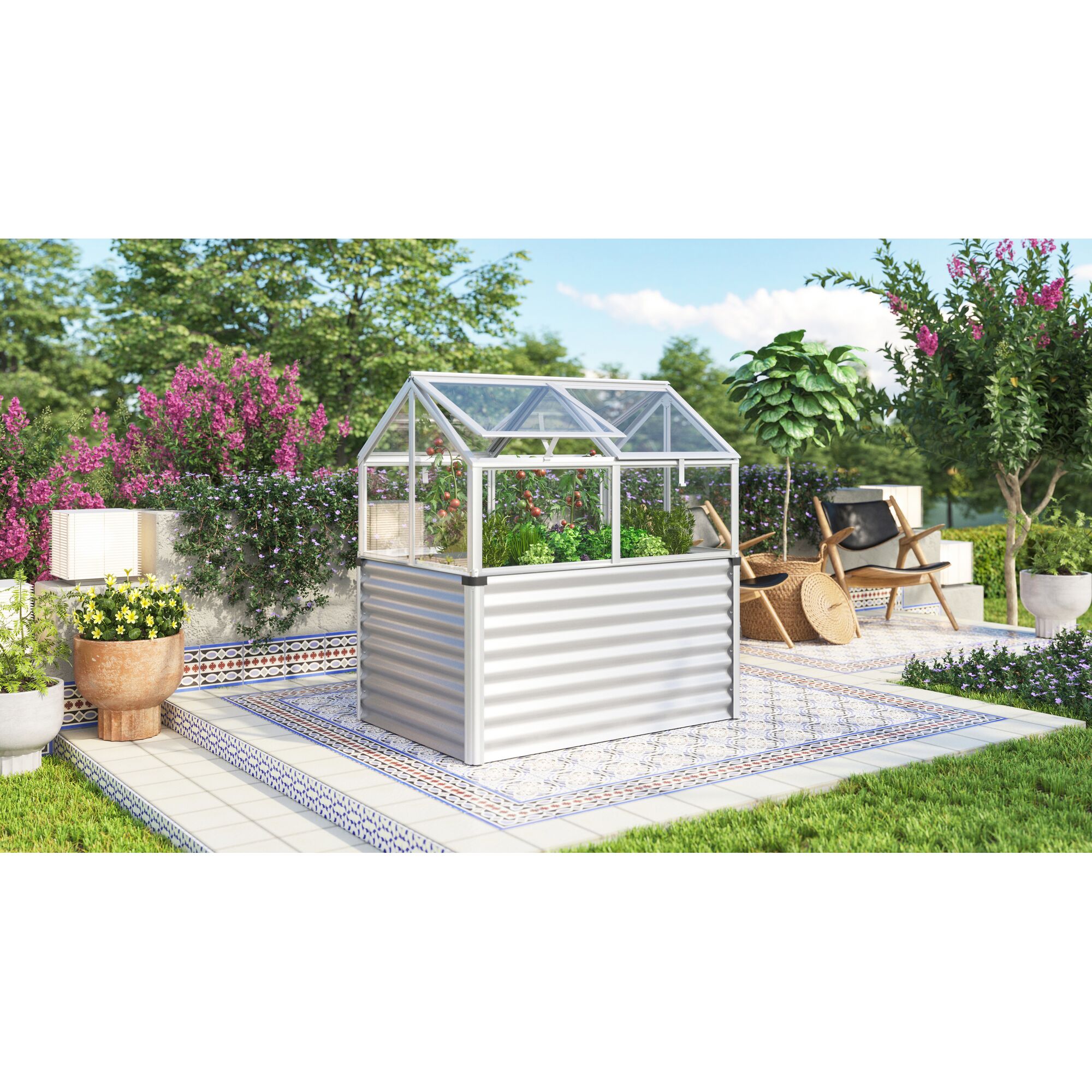 Kleines silbernes Gewächshaus im Garten