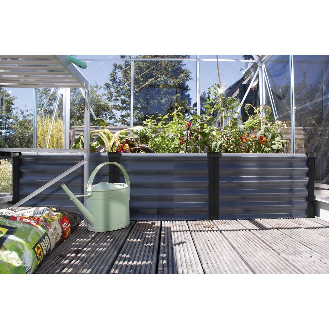 Hochbeet Linus im Gewächshaus mit Gießkanne und Sack Blumenerde
