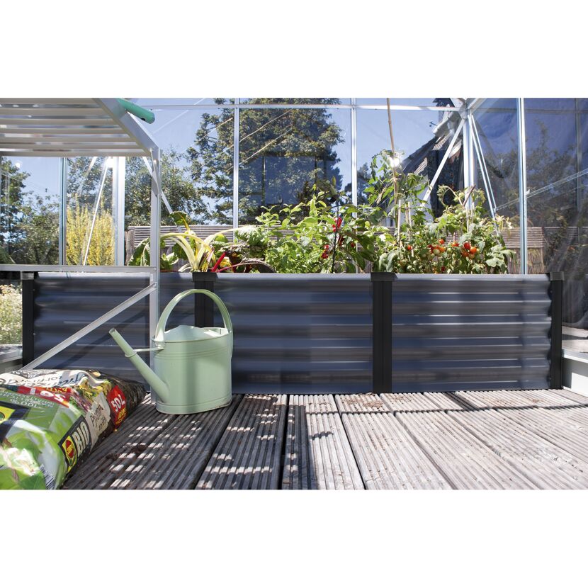 Hochbeet Linus im Gewächshaus mit Gießkanne und Sack Blumenerde