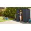Person stellt Besen in Gartenhaus Gartenmanager Dream