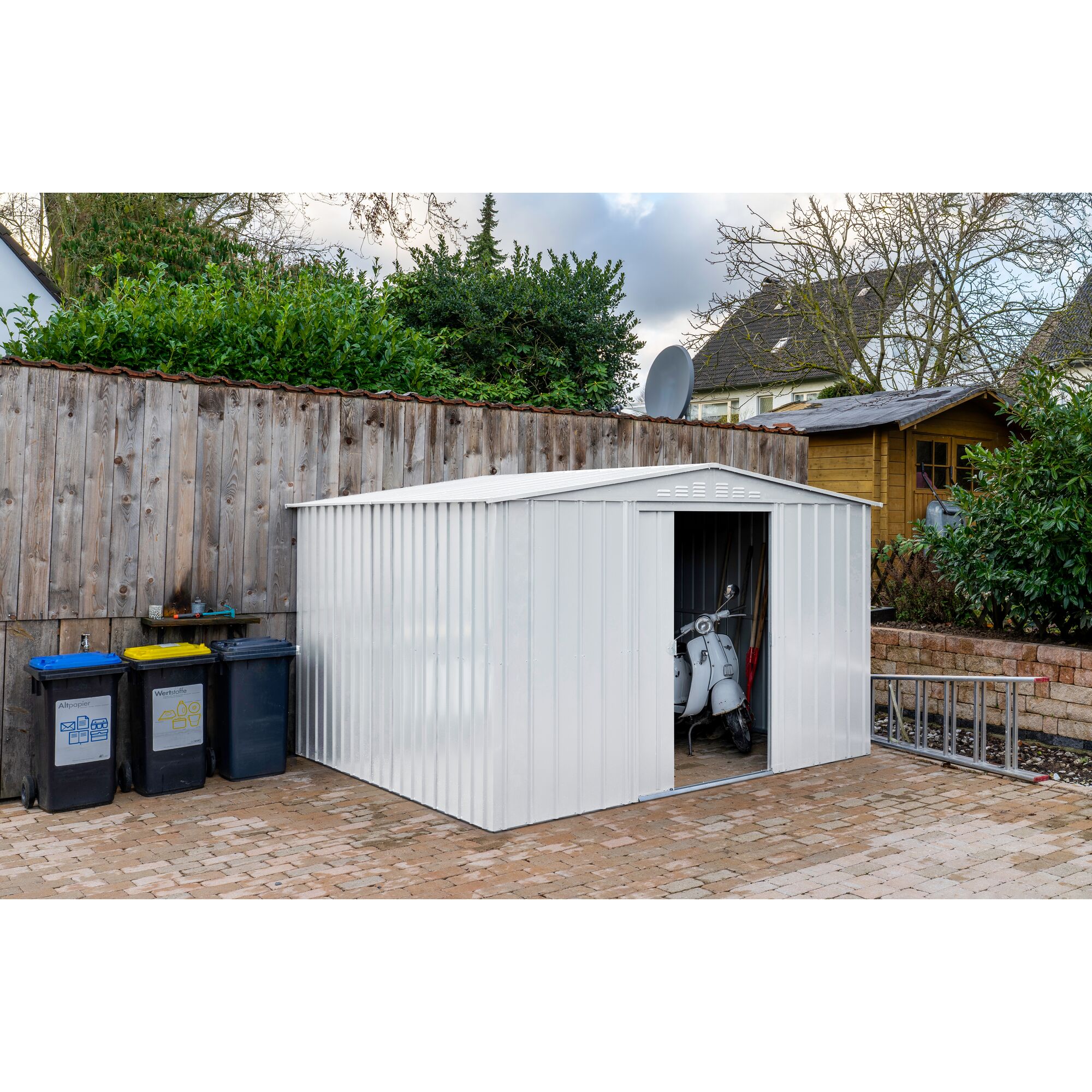 Weißes Metallgerätehaus Gartenmanager Dream 1010
