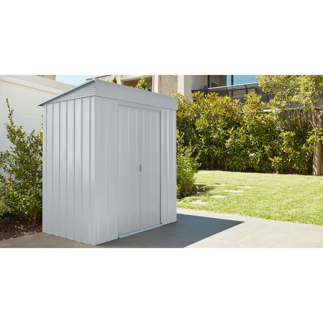 Graues Gerätehaus aus Metall im Garten.