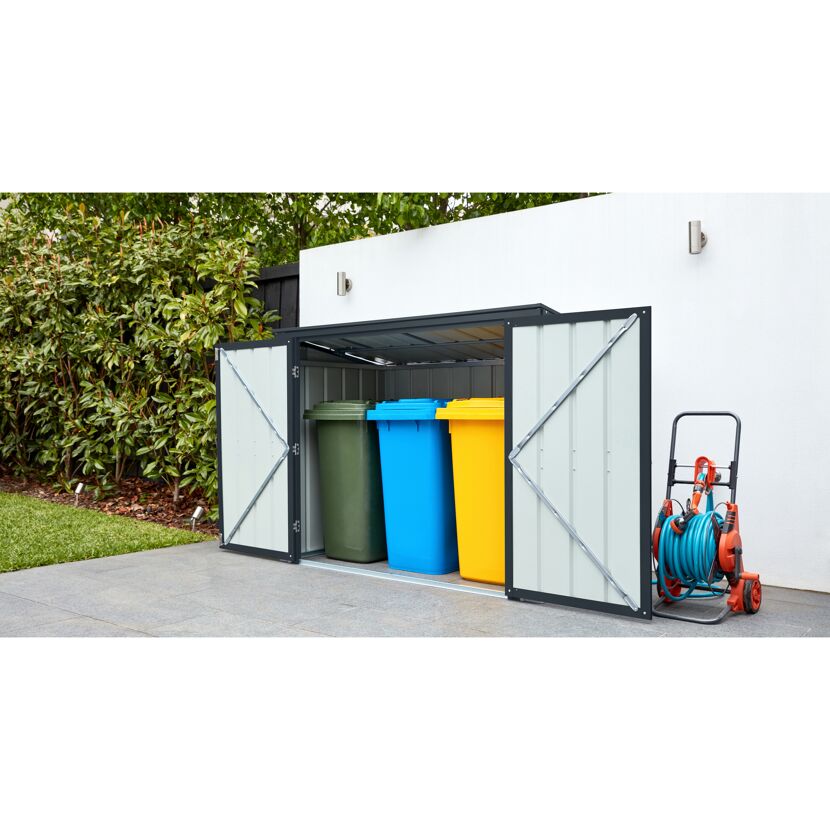 Mülltonnenbox mit drei Mülltonnen und einem Gartenschlauchwagen