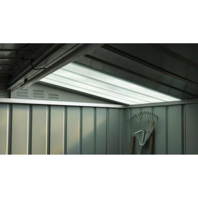 Blick in das Innere eines Geräteschuppens mit Dachpaneel Skylight