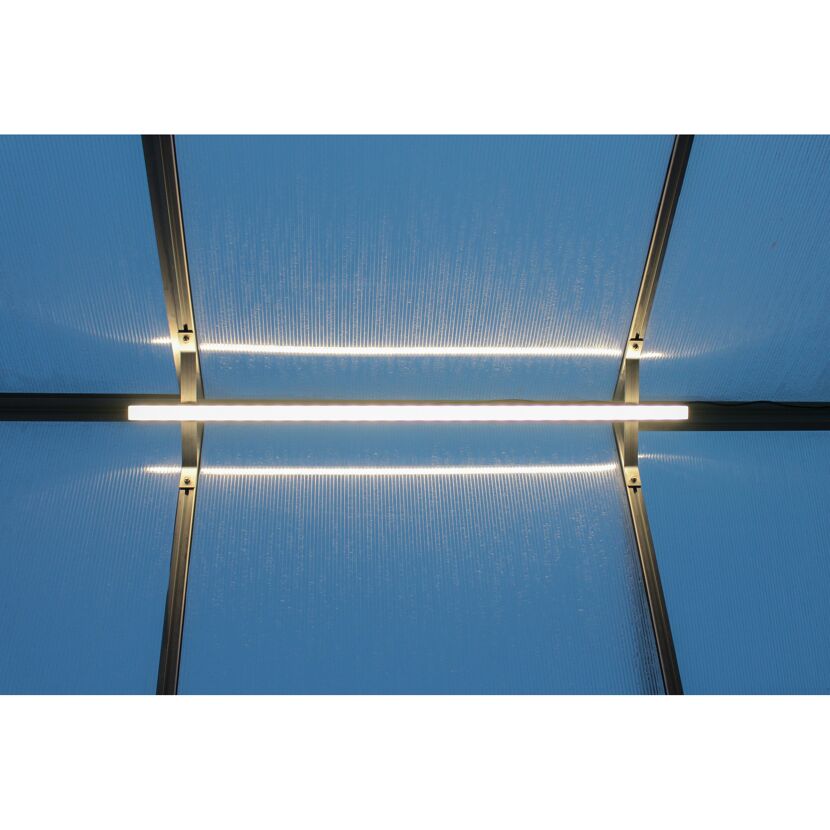 LED-Leuchte an einem Terrassendach