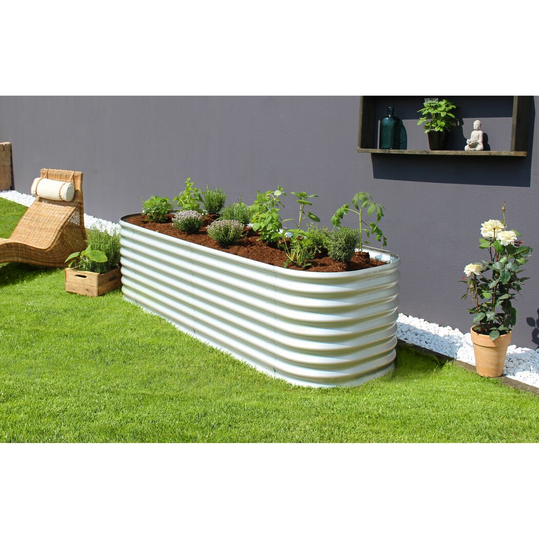 Hochbeet aus Metall mit Kräutern und Gemüse im Garten