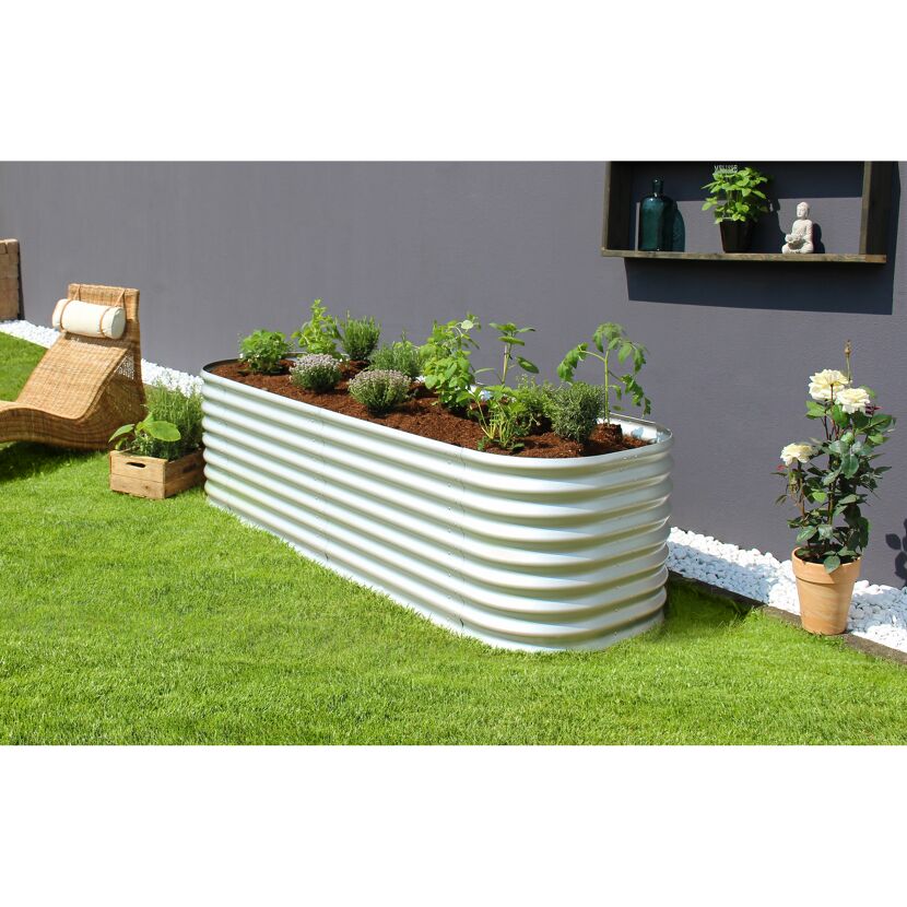 Hochbeet aus Metall mit Kräutern und Gemüse im Garten