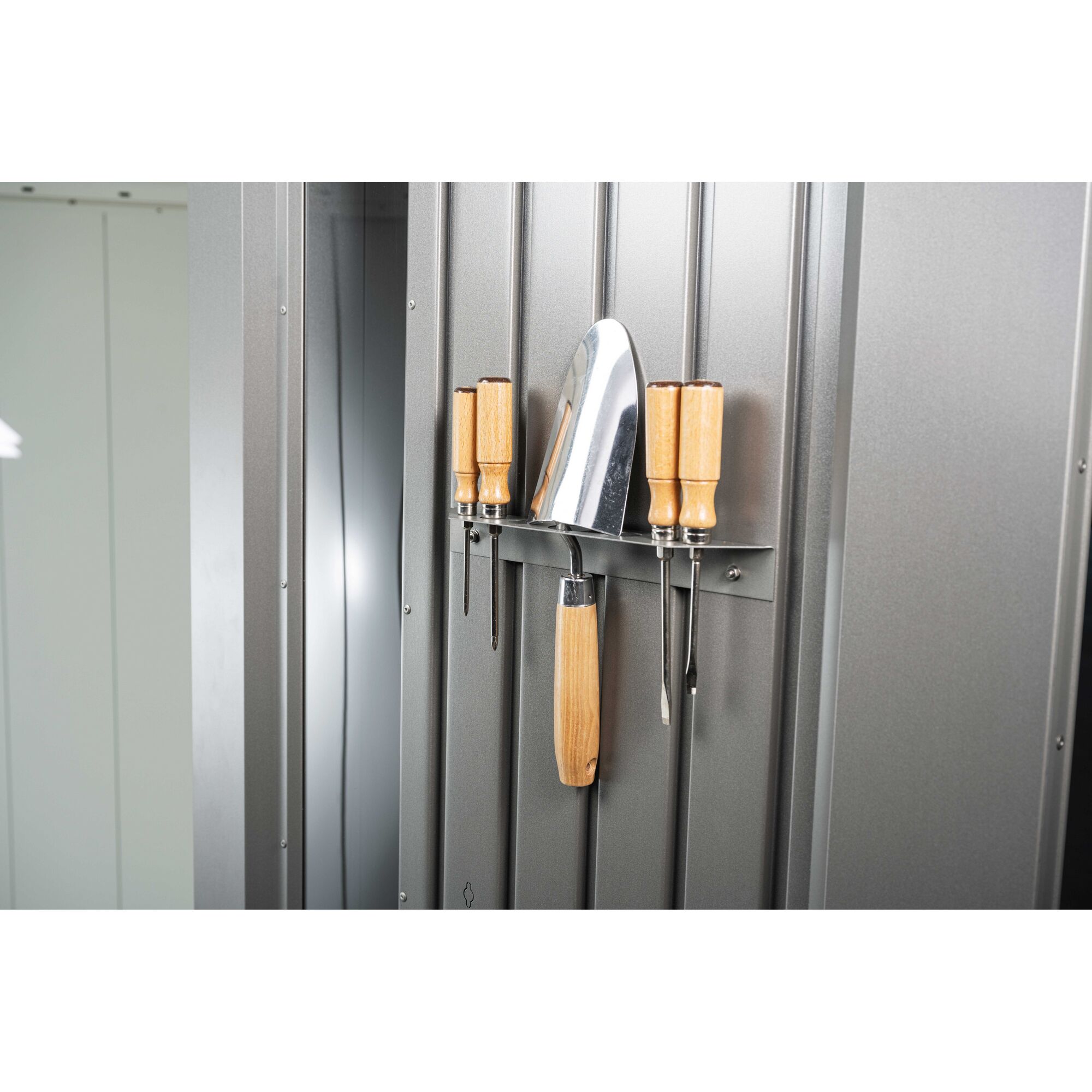 Werkzeuge an der Innenseite einer Tür eines Geräteschranks