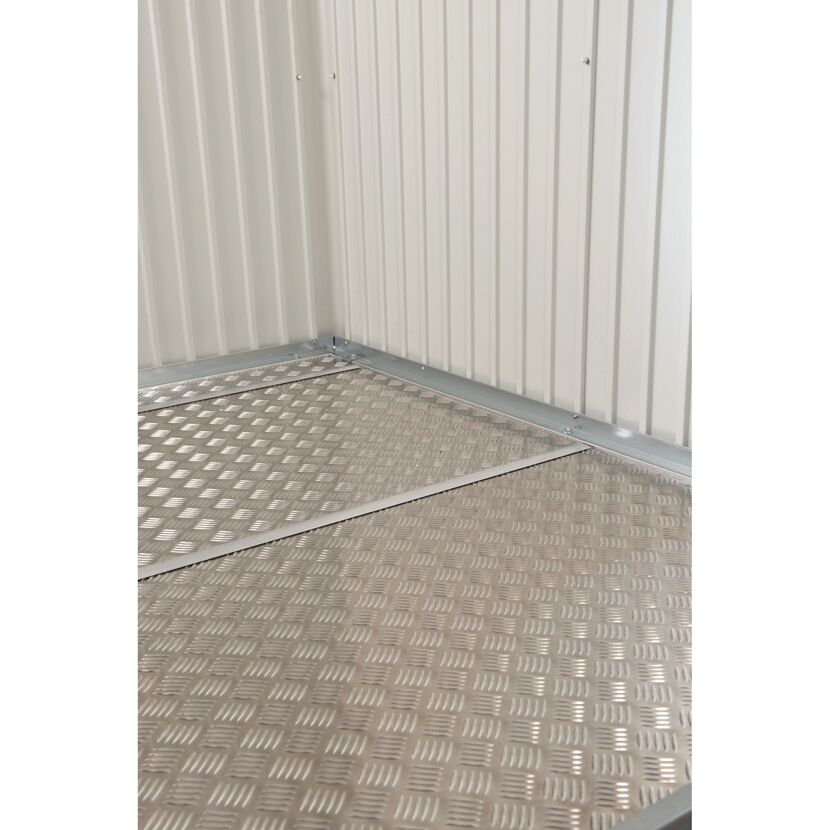 Gerippter Metallboden in einem Gerätehaus