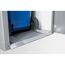 Blaue Mülltonne auf Rampe in Mülltonnenbox