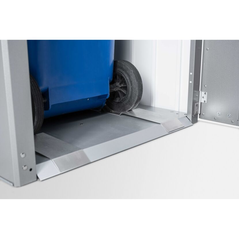 Blaue Mülltonne auf Rampe in Mülltonnenbox