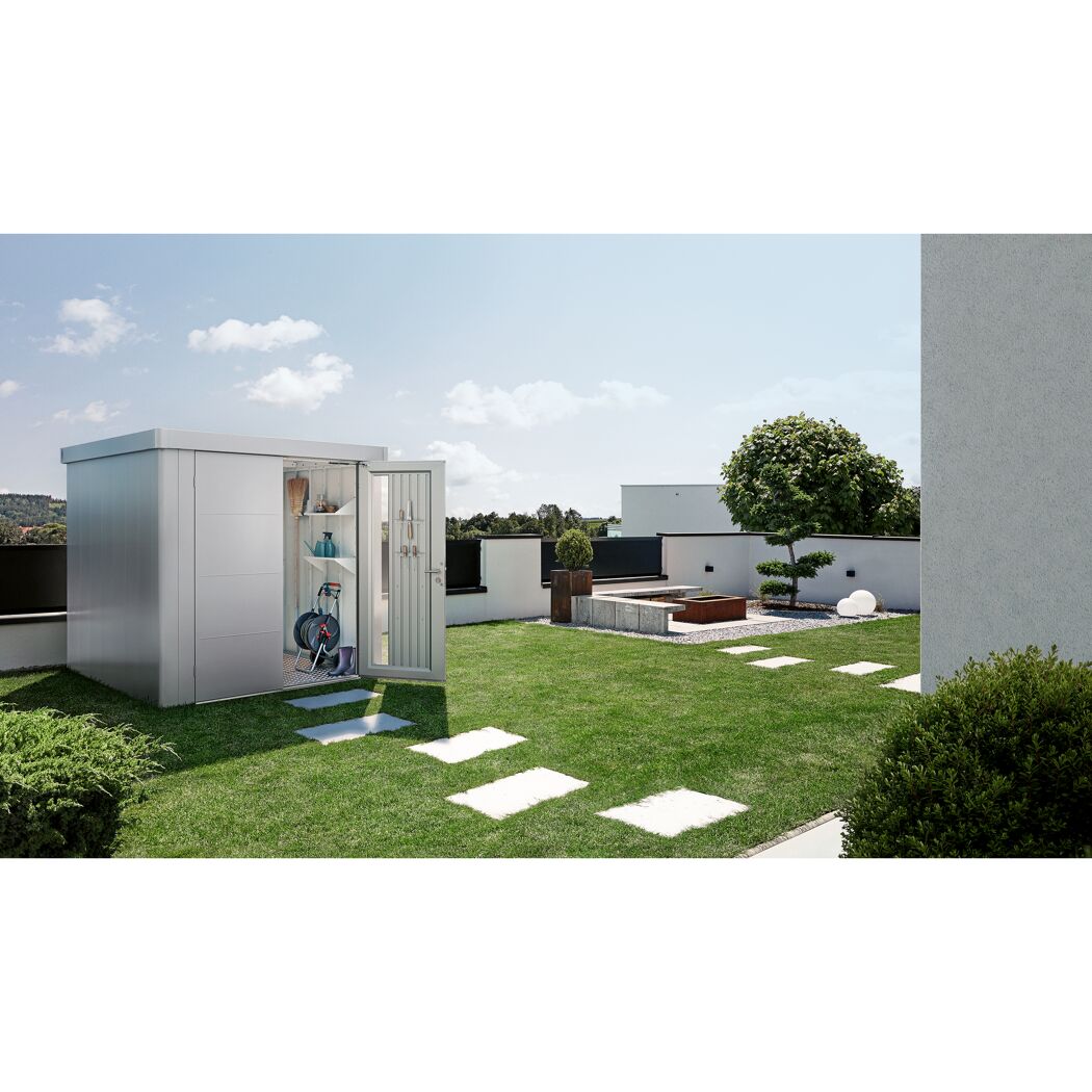 Silbernes Gerätehaus 'Neo' mit offener Doppeltür im Garten