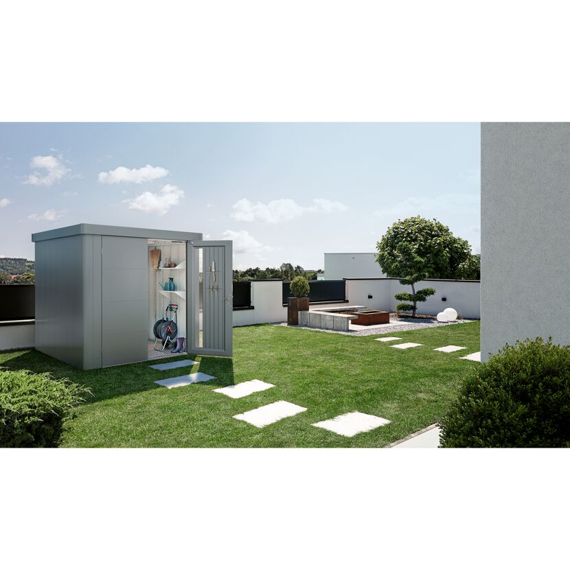 Gerätehaus 'Neo' quarzgrau mit offener Doppeltür und Gartengeräten.
