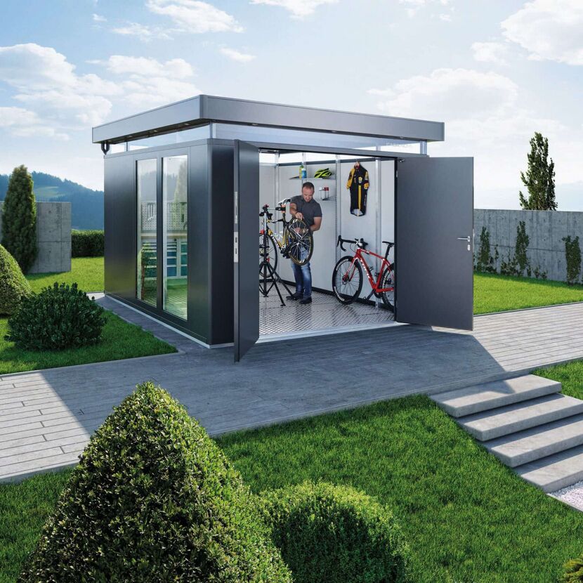 Person repariert Fahrrad in Gartenhütte
