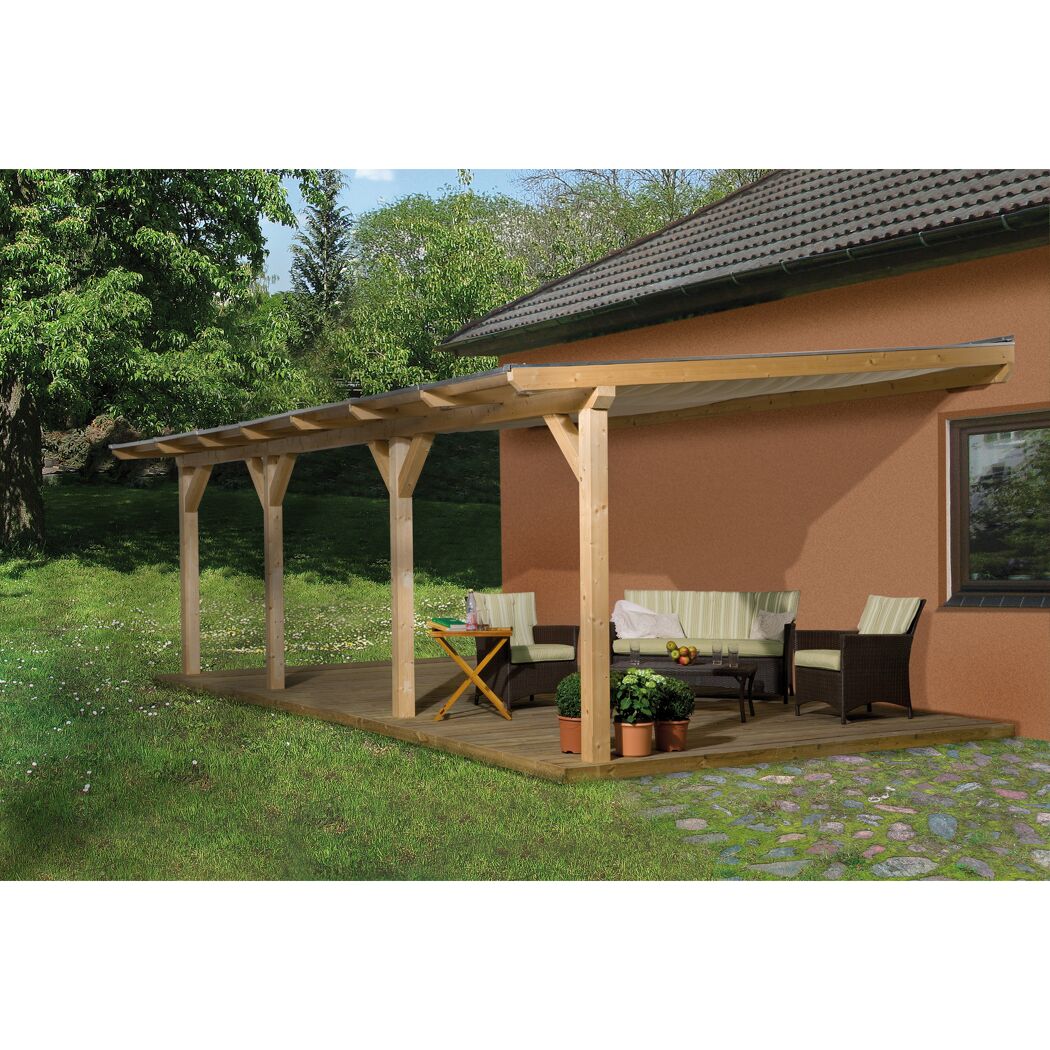 Holzüberdachung mit Gartenmöbeln auf Terrasse