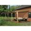 Holzüberdachung mit Gartenmöbeln auf Terrasse