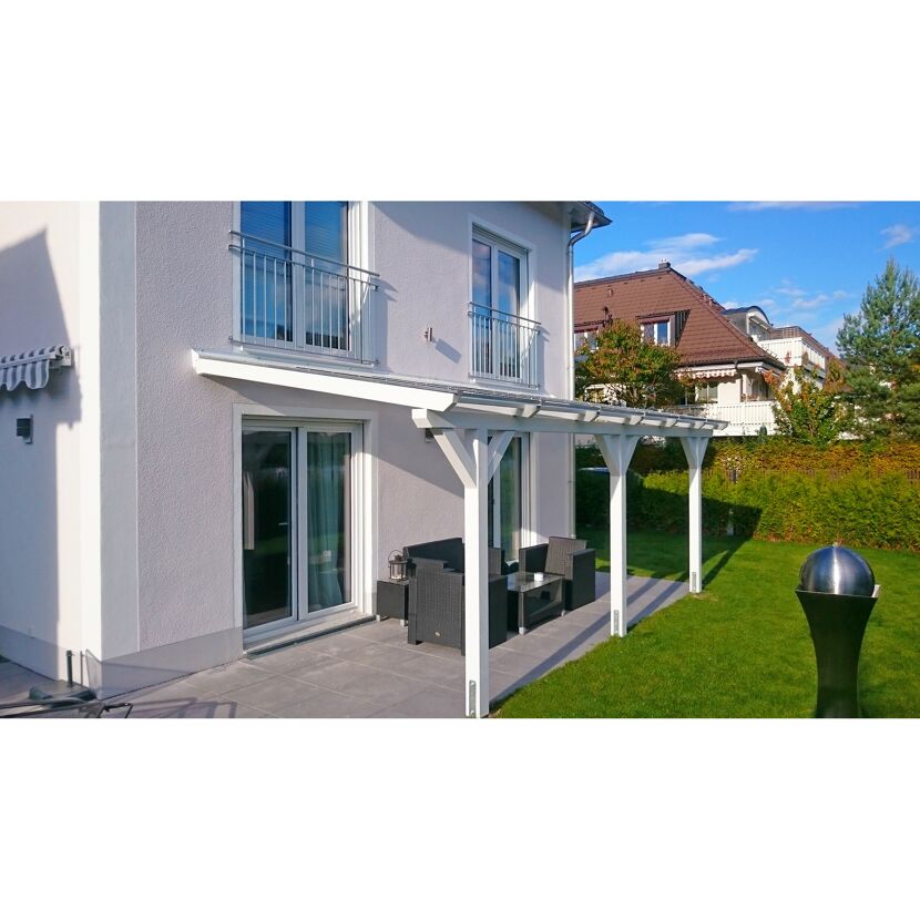 Weiße Terrassenüberdachung an einem Haus