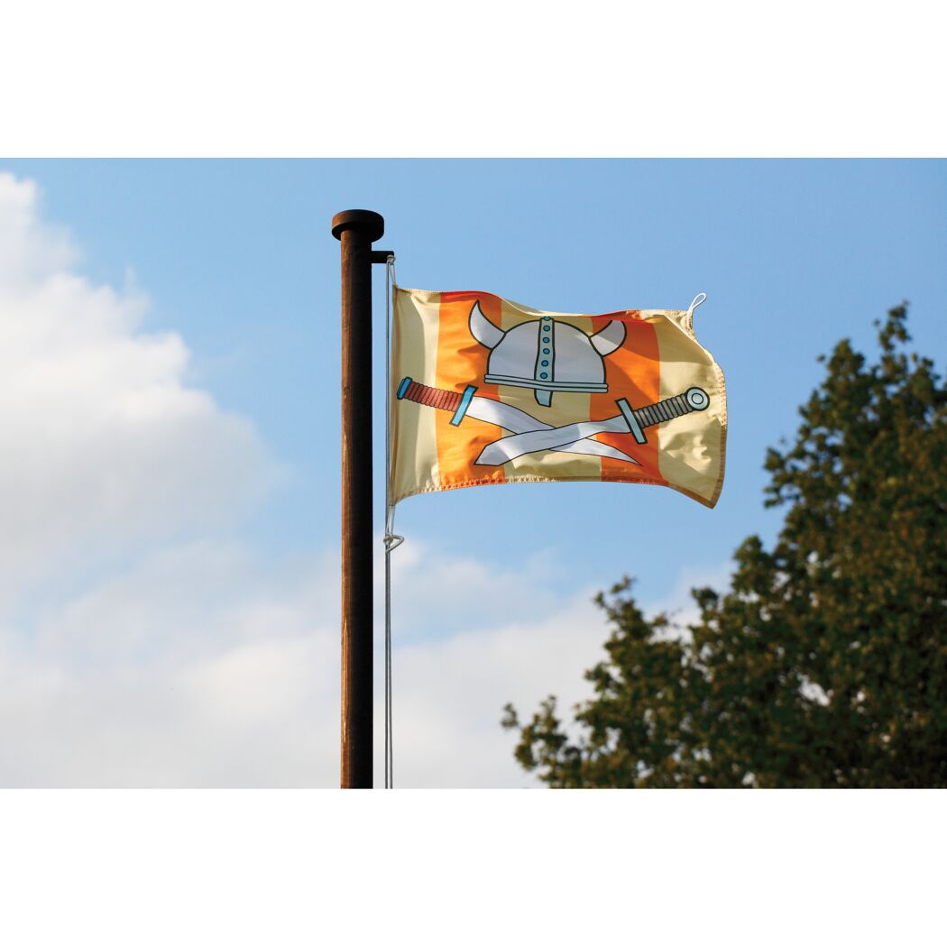 Orange-beige Wikinger Flagge mit Helm und Schwertern.