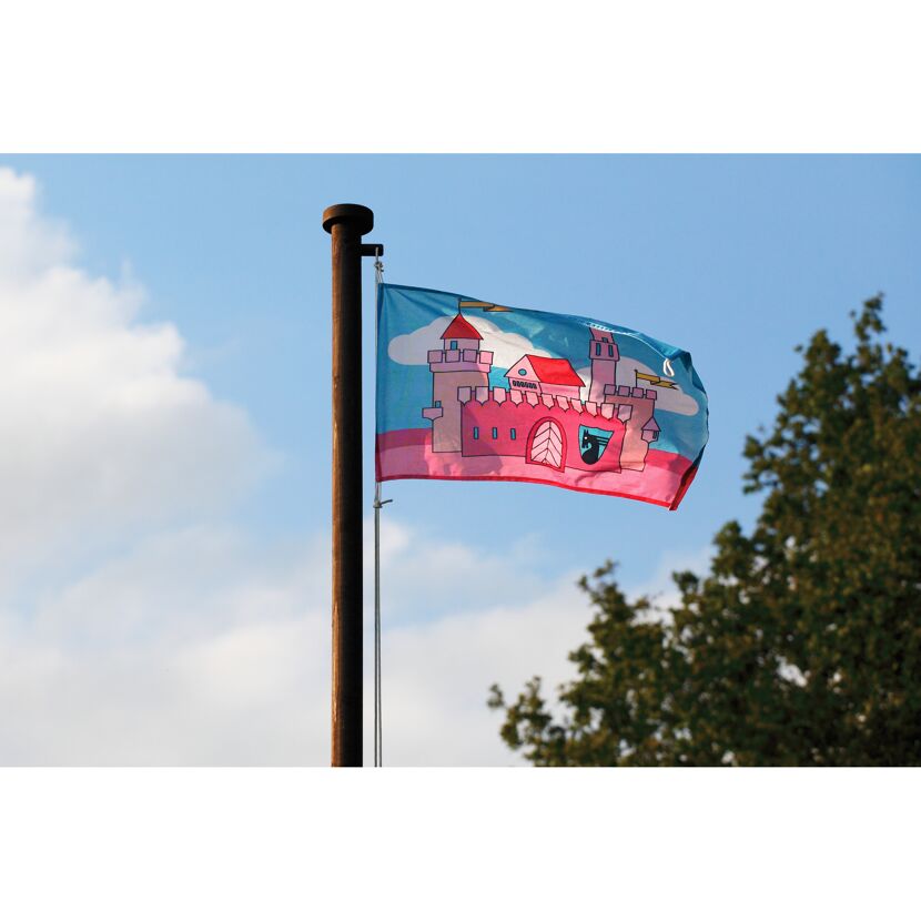 Rosa Schloss auf blauer Flagge im Wind