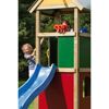 Zwei Kinder spielen auf einem Spielturm mit Rutsche und Fernglas.
